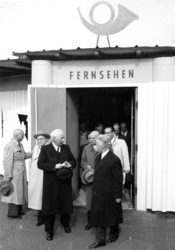 Ludwig Engel (2. v. l.), Theodor Heuss (3. v. l.) und Günther von Pechmann (4. v. l.) beim 3. Darmstädter Gespräch vor dem Fernsehpavillon auf der Mathildenhöhe